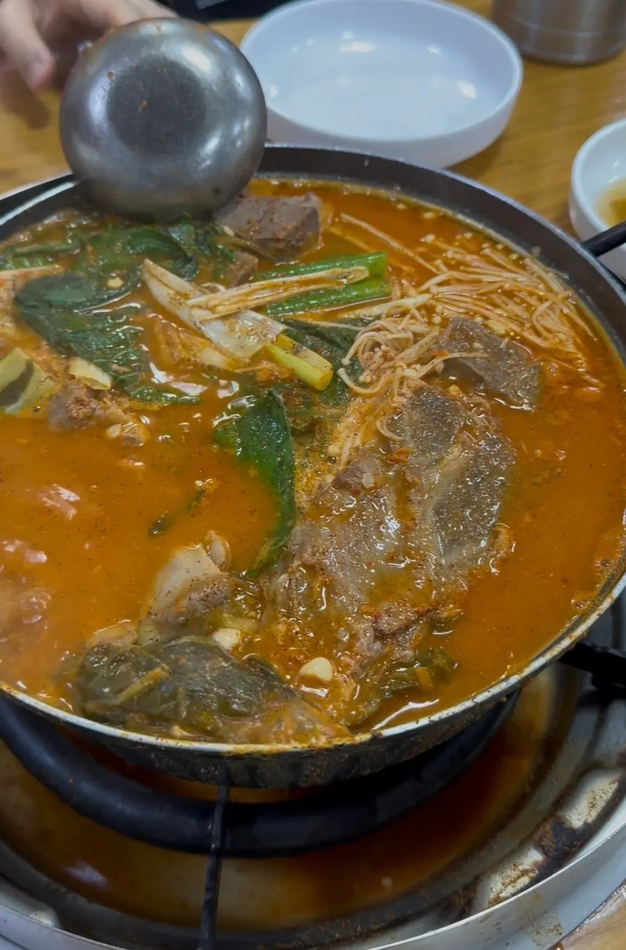 점심 식사를 마친 감자탕 상차림