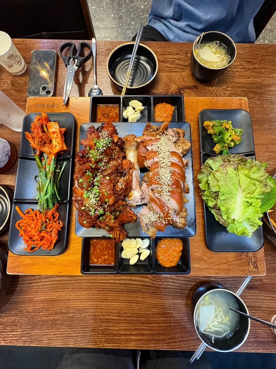 반반족발이 담긴 큰 트레이 상차림