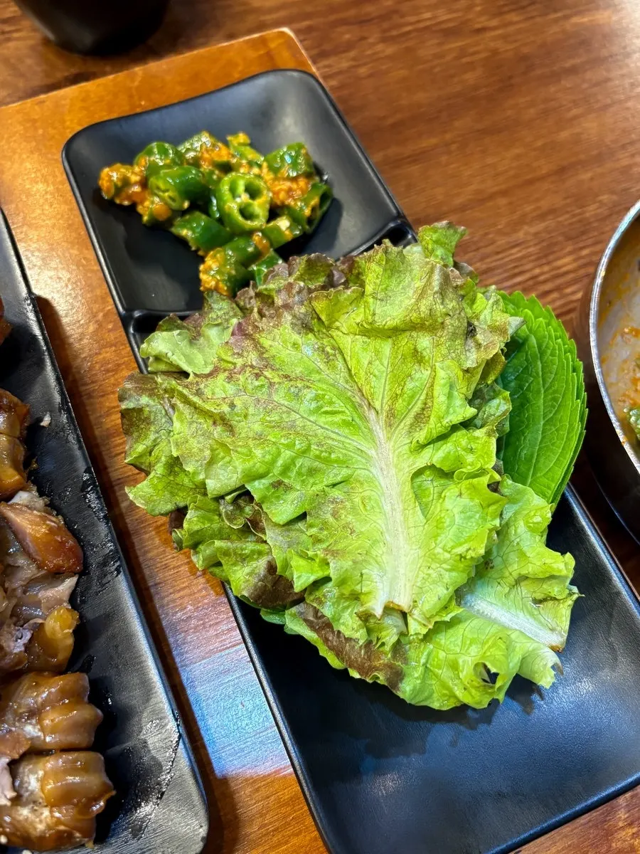 김가루와 깻잎이 올라간 막국수