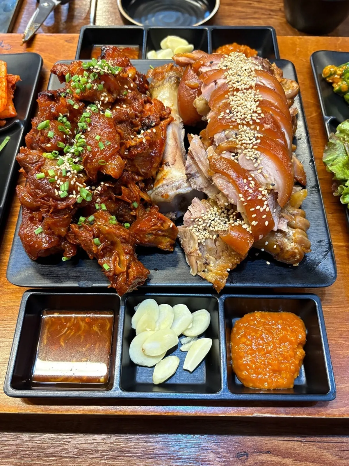쌈채소와 김치 등 족발 곁들이 반찬