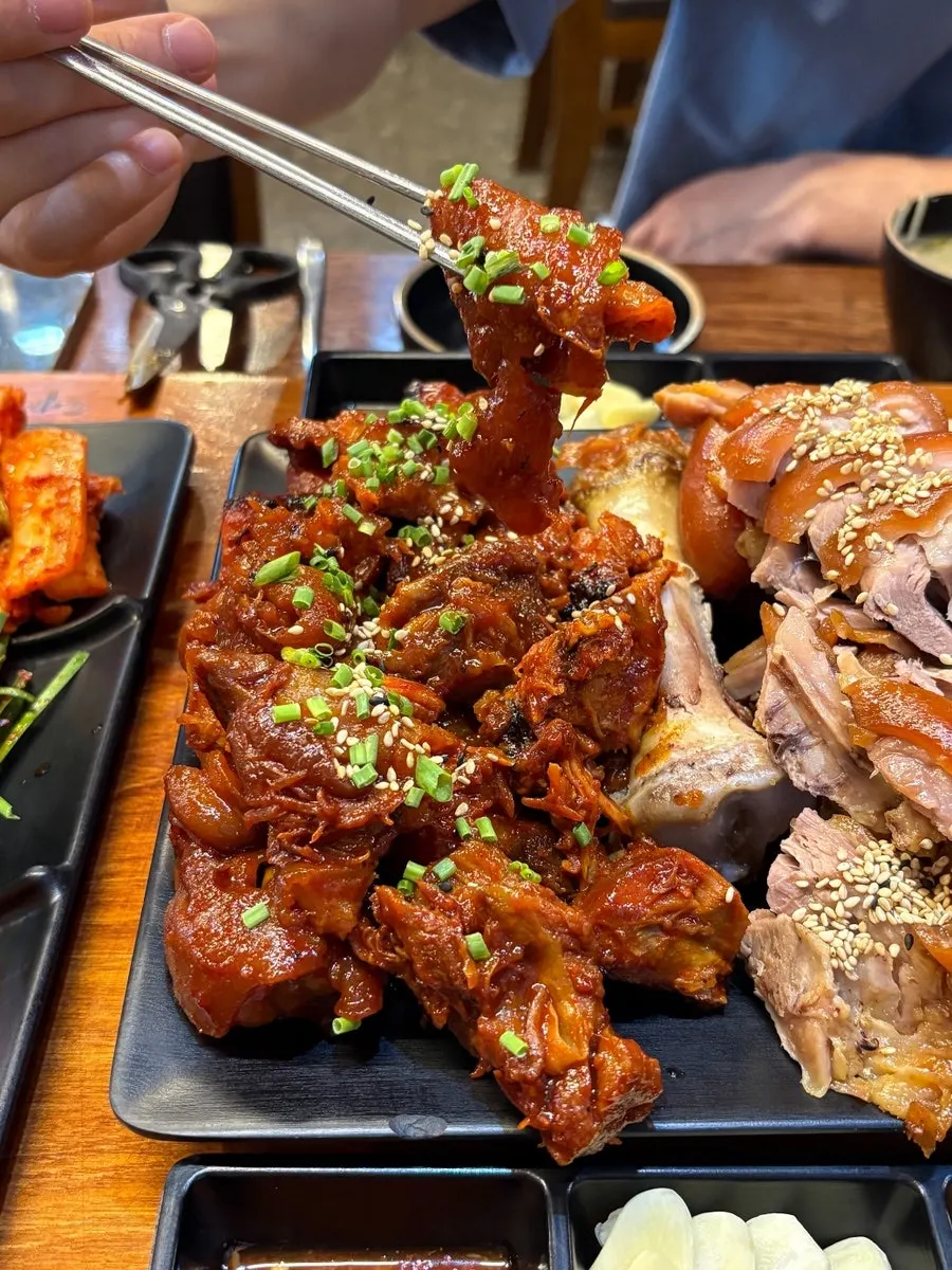 반반족발과 함께 나온 밑반찬