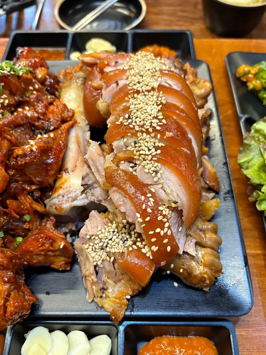매콤한 양념족발 접시