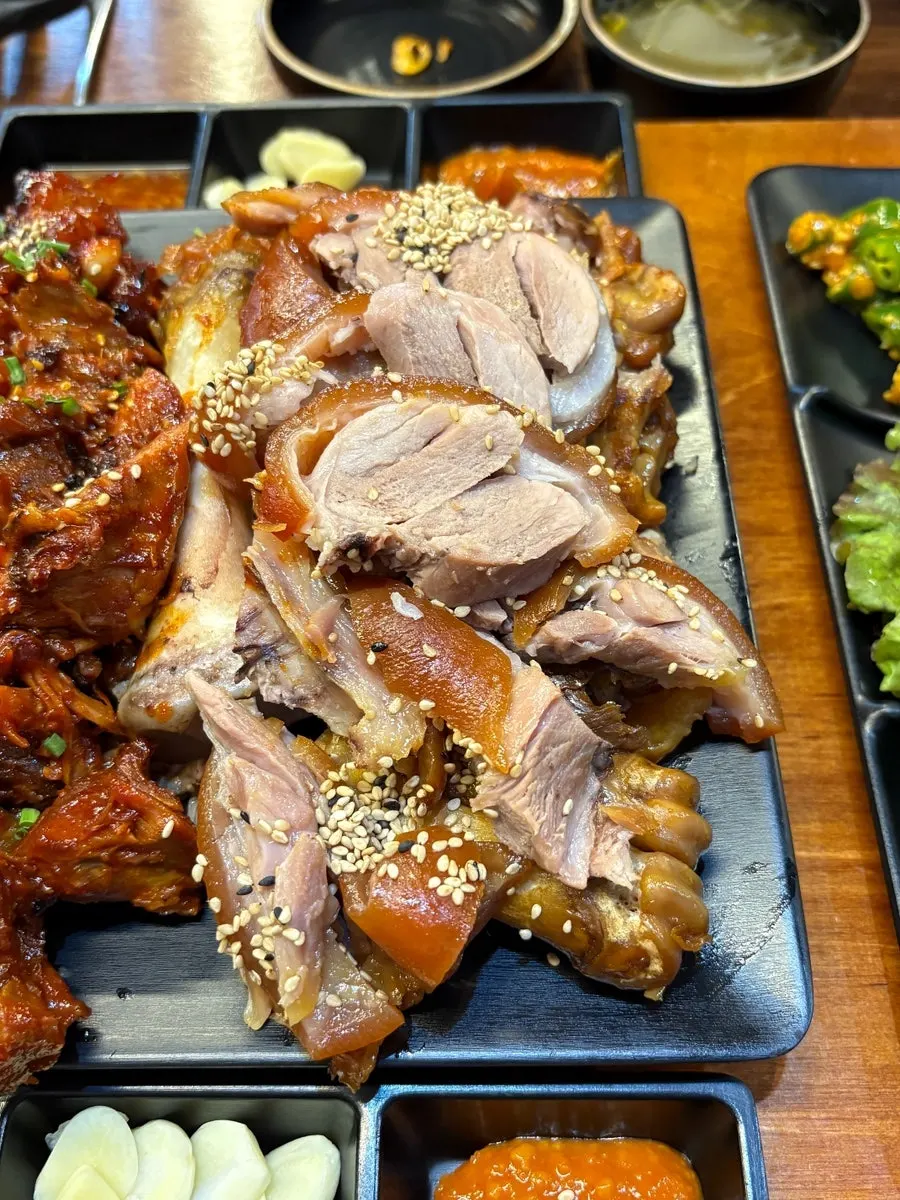 쌈채소에 싸 먹는 양념족발