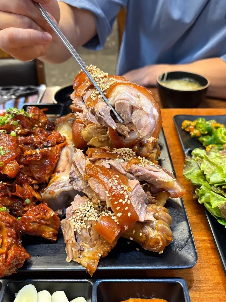 윤기 도는 기본 족발