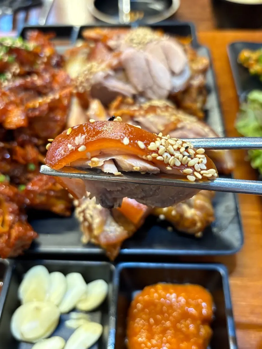 푸짐하게 담긴 기본 족발