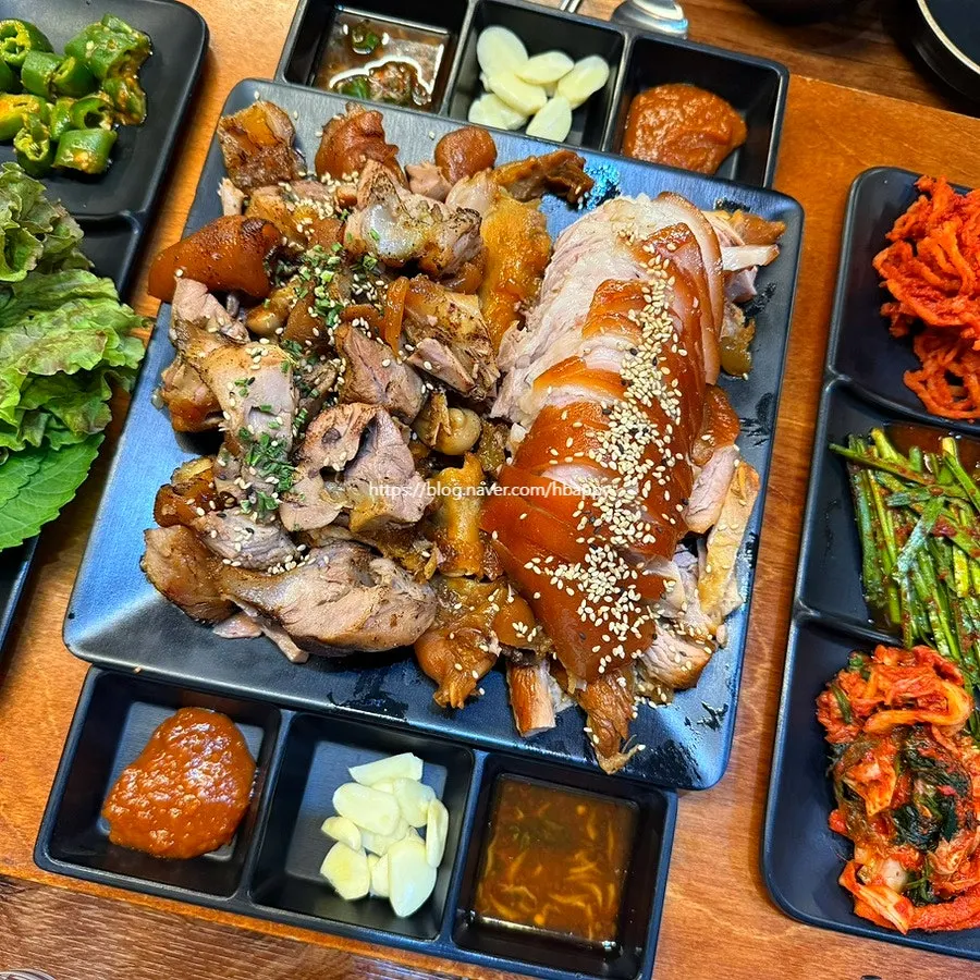 Classic and charcoal-grilled jokbal half-and-half set