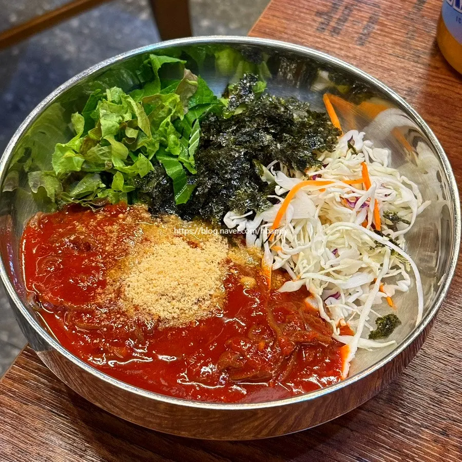 Fresh-fruit makguksu included in the set