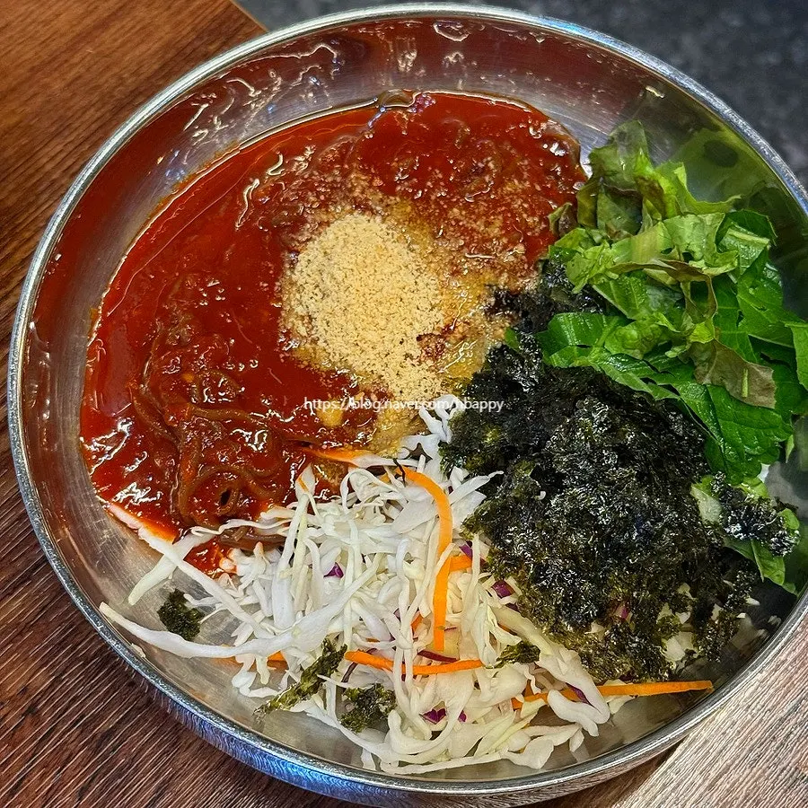 Fresh-fruit makguksu loaded with vegetables