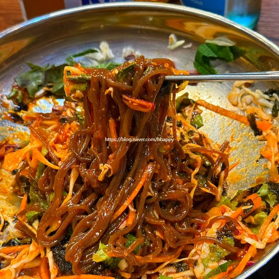 Makguksu noodles and vegetables with fruit sauce