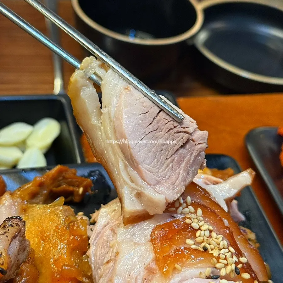Jokbal eaten with salted shrimp