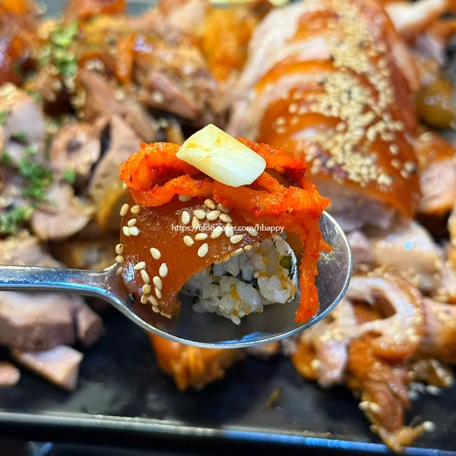 Rice balls, kimchi, and jokbal combination