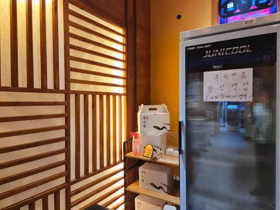 Eel grilling table with ventilation system