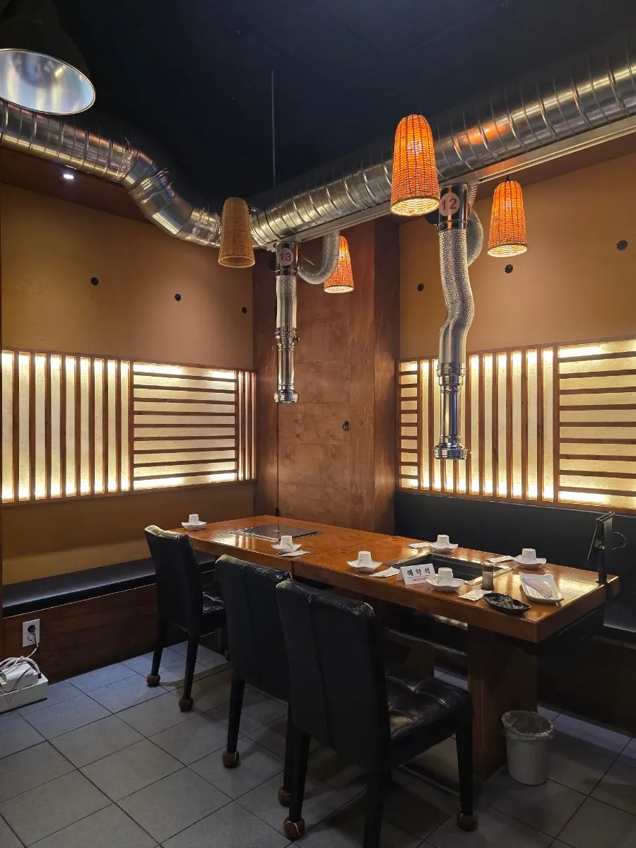 Partitioned booth seating inside Cheonsanga Jangeoga Hagae Branch