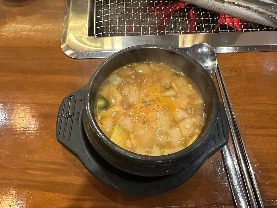 숯불 위에 올라간 두툼한 민물장어