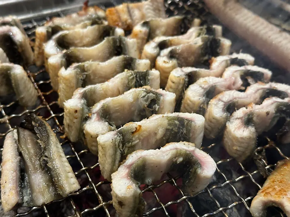 불판에 올린 넓적하고 두툼한 장어