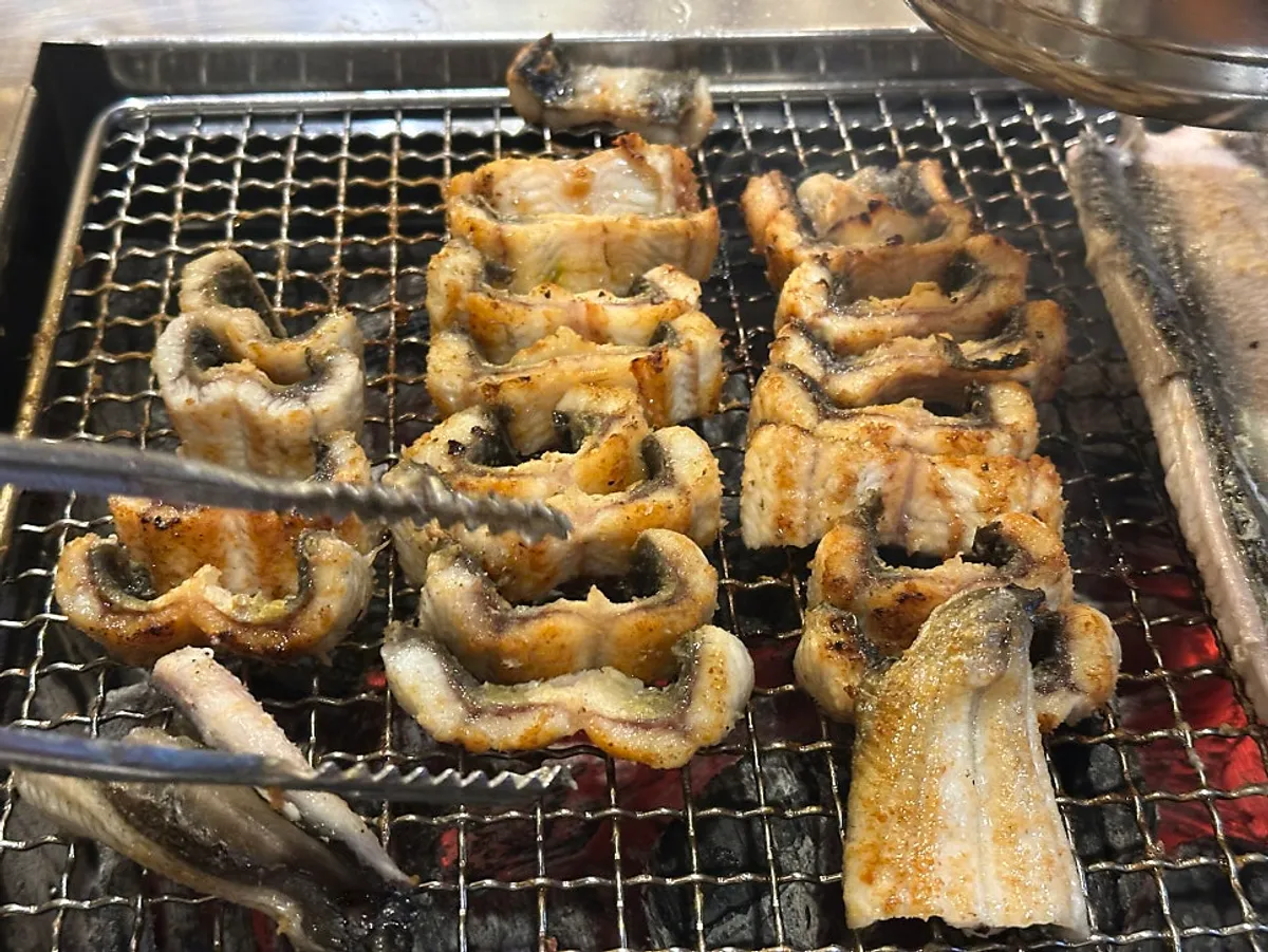 참숯에 노릇하게 구워지는 민물장어