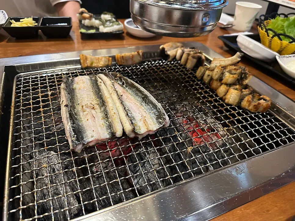 구워져 색이 고운 장어구이