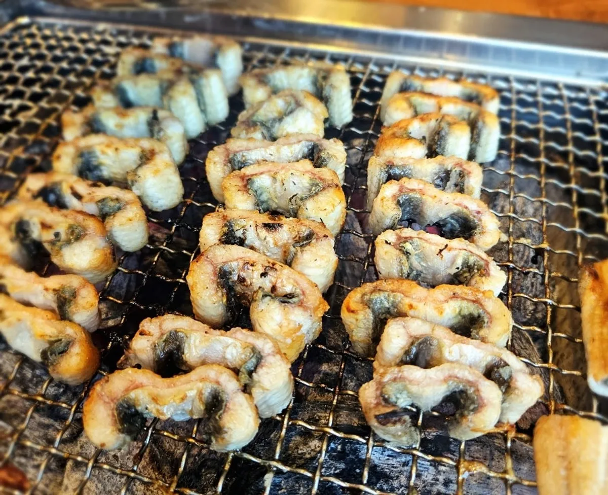 Anguila asada con la piel bien crujiente