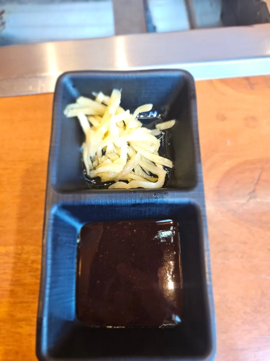 Plato de anguila asada con acompañamientos