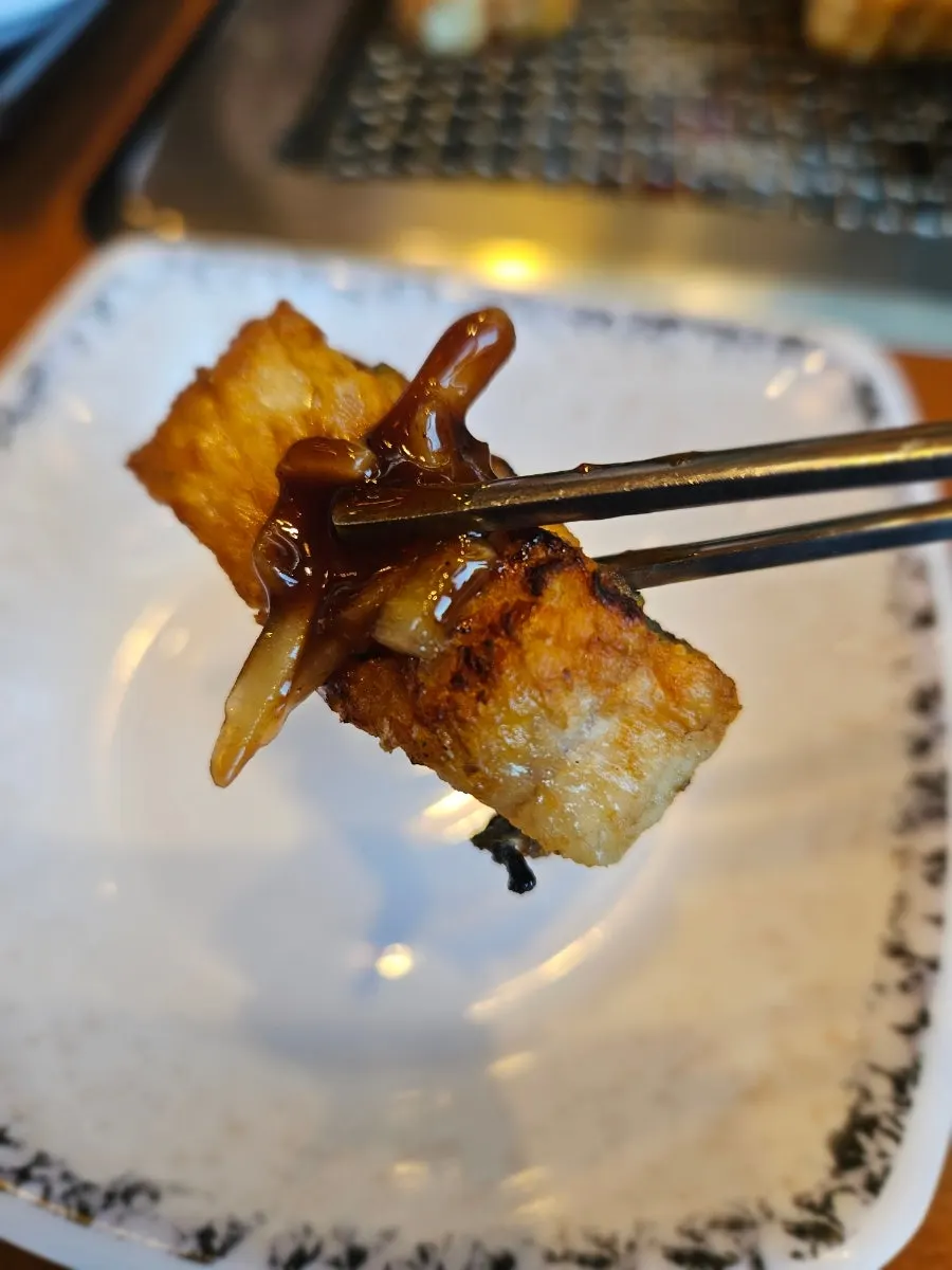 Anguila asada acompañada de kimchi de puerro