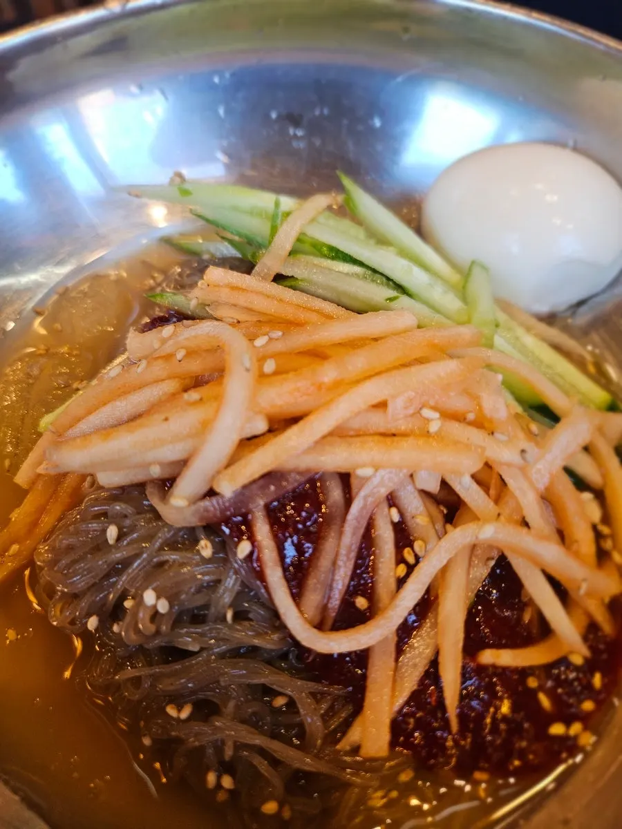 Mul naengmyeon y bibim naengmyeon pedidos junto a la anguila