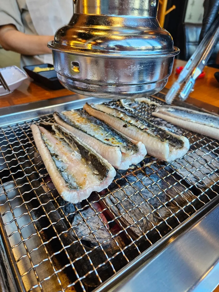 장어와 함께 나온 정갈한 밑반찬 접시