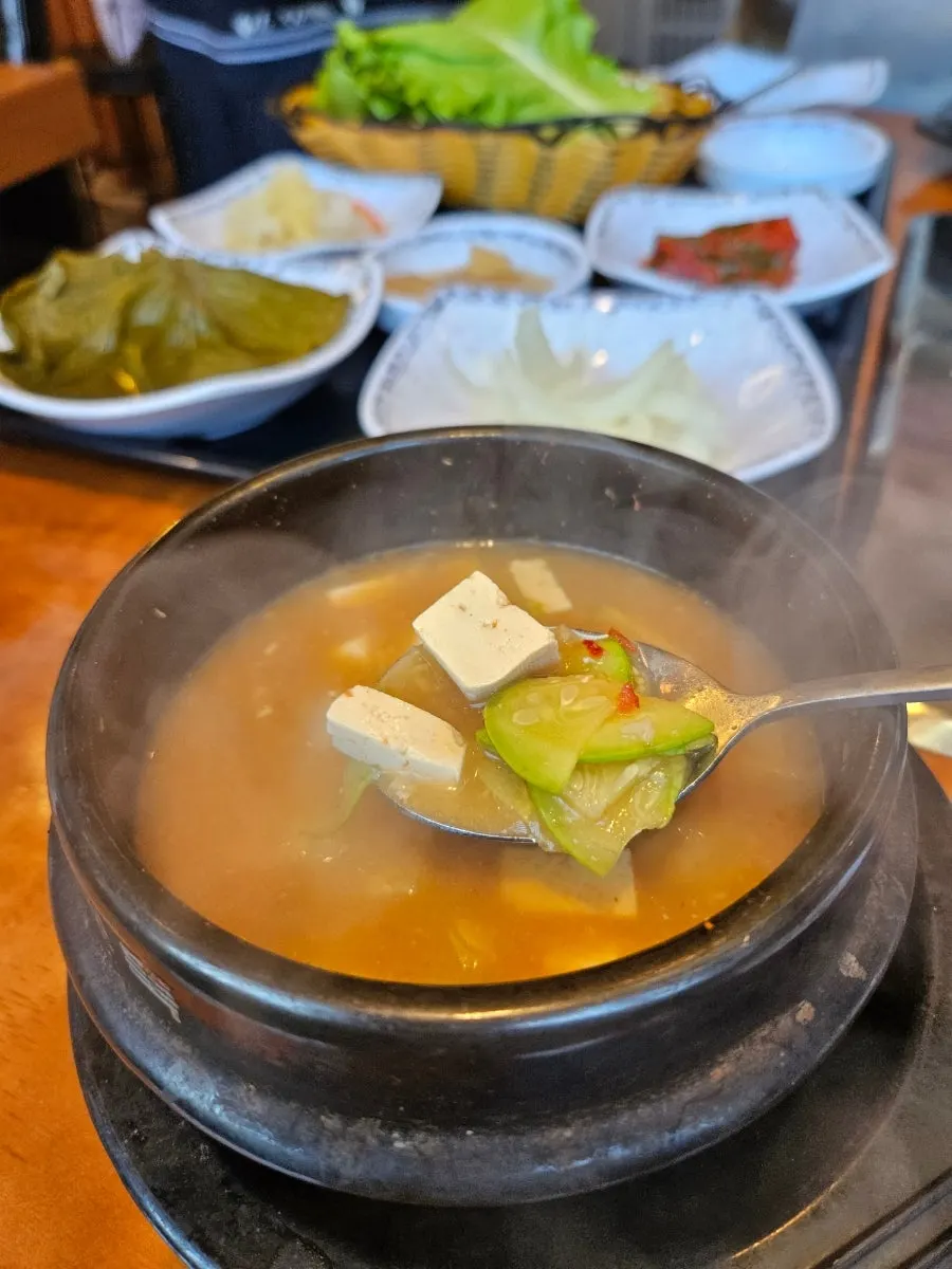 직원이 숯불 그릴에서 장어를 구워주는 모습
