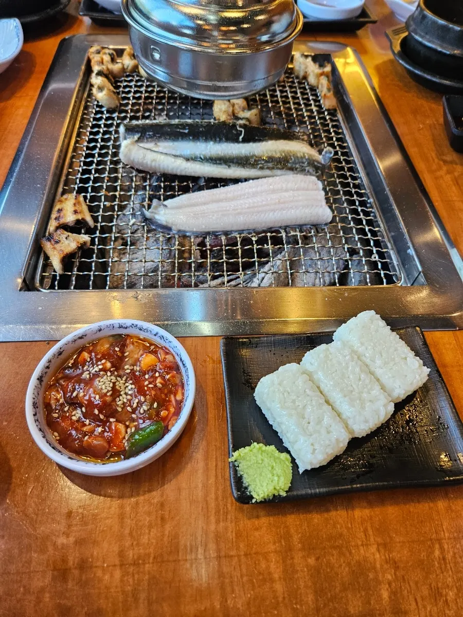 돌초밥 위에 장어를 올려 만든 장어초밥