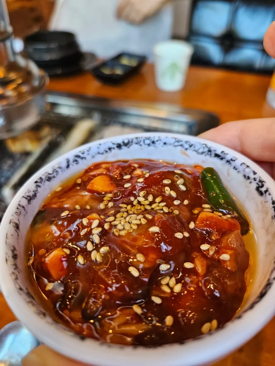 깔끔하게 차려진 장어 한상과 테이블
