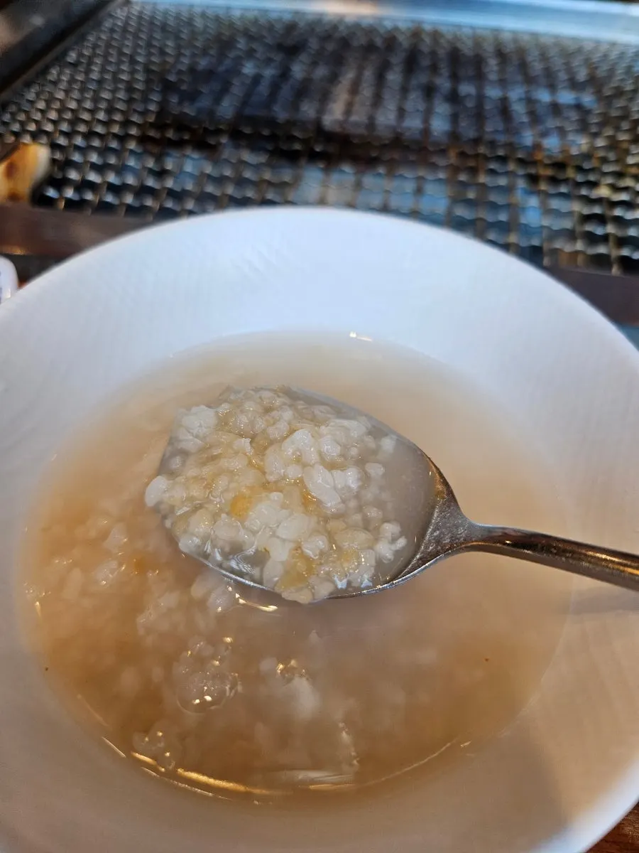 식사 마무리로 나온 누룽지 숭늉