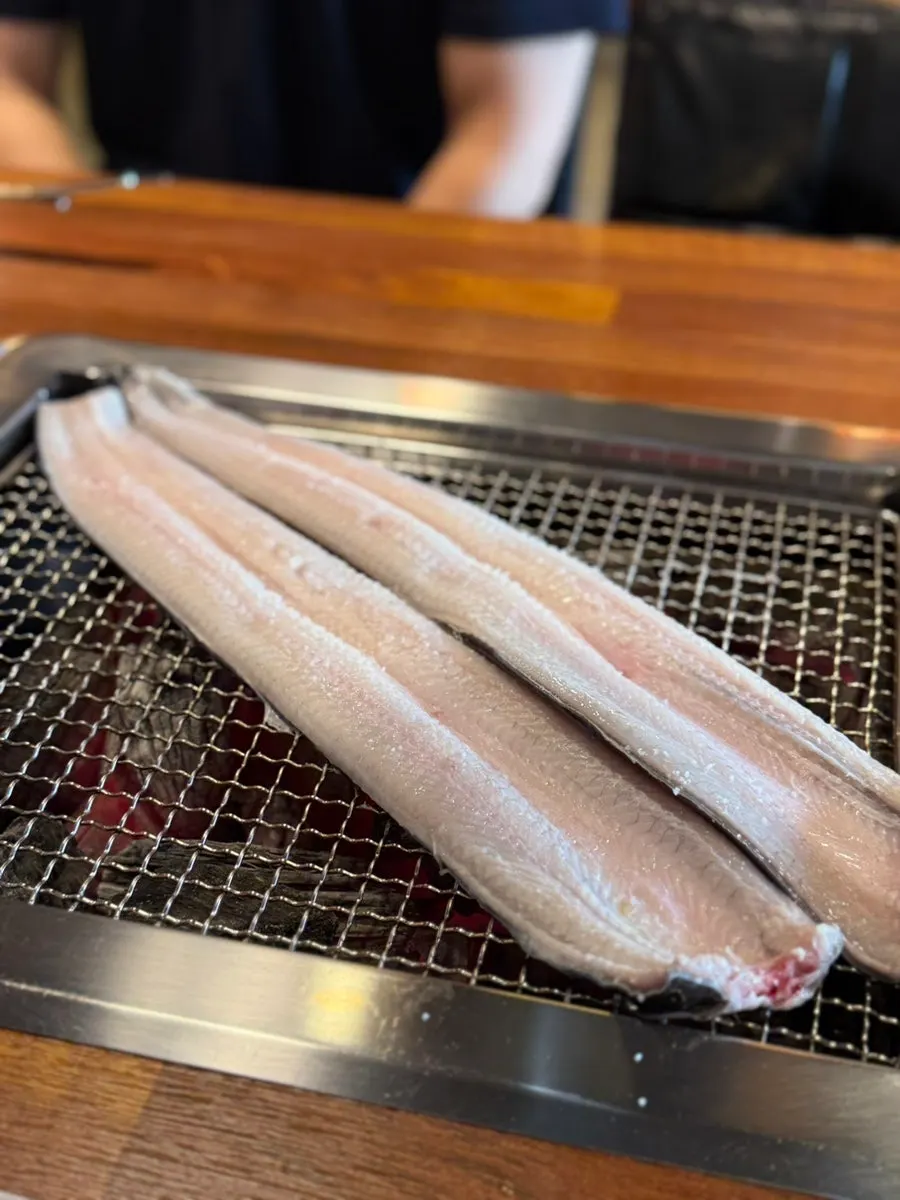 불판에 올린 국내산 참숯