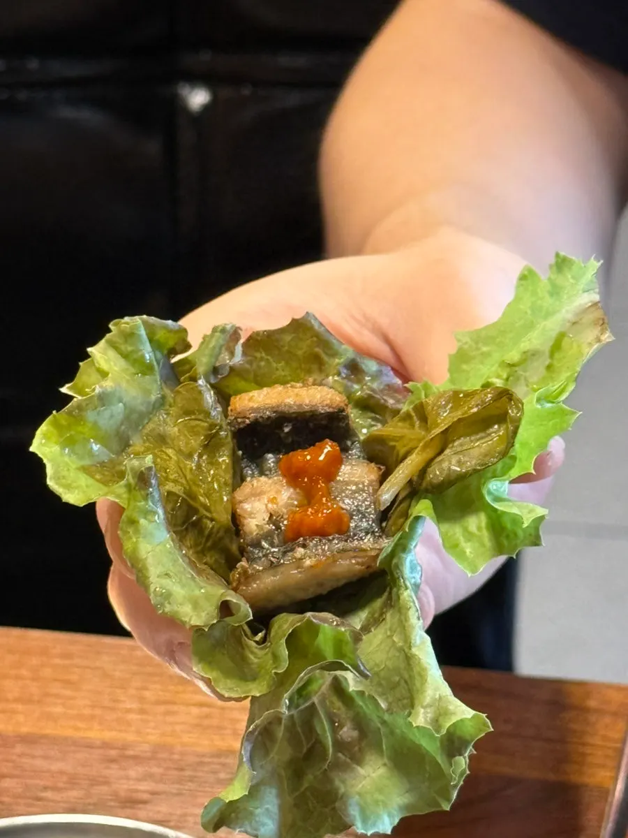 장어소스에 찍어 먹는 노릇하게 구워진 장어