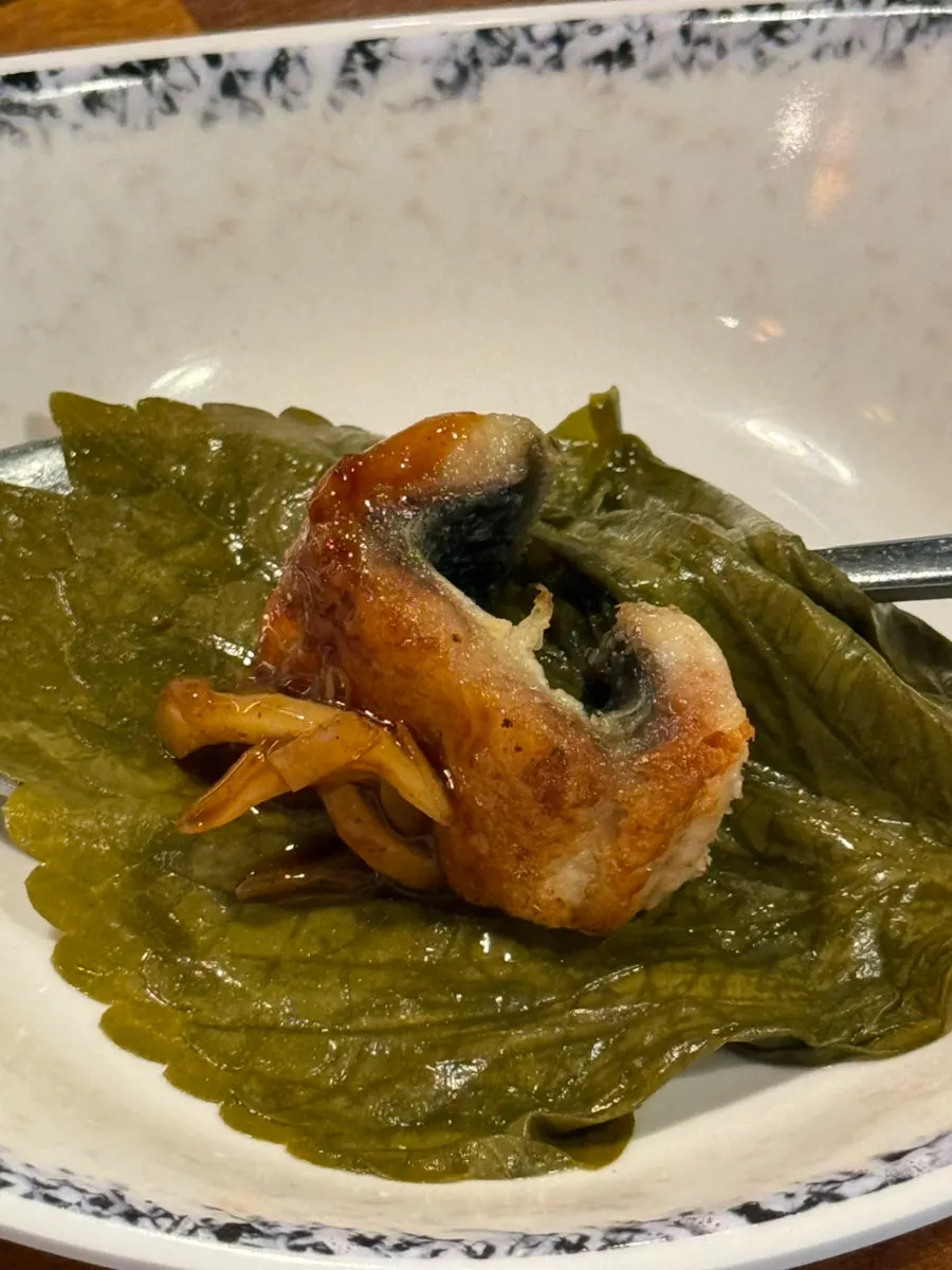 상추와 깻잎장아찌에 싸 먹는 장어구이
