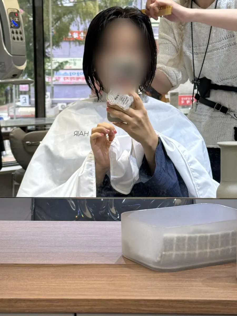 C컬 레이어드펌 와인딩이 진행되는 모습