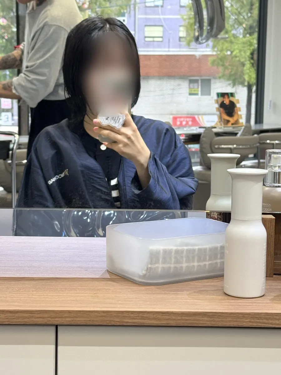 펌 중간 컬 상태를 체크하는 장면