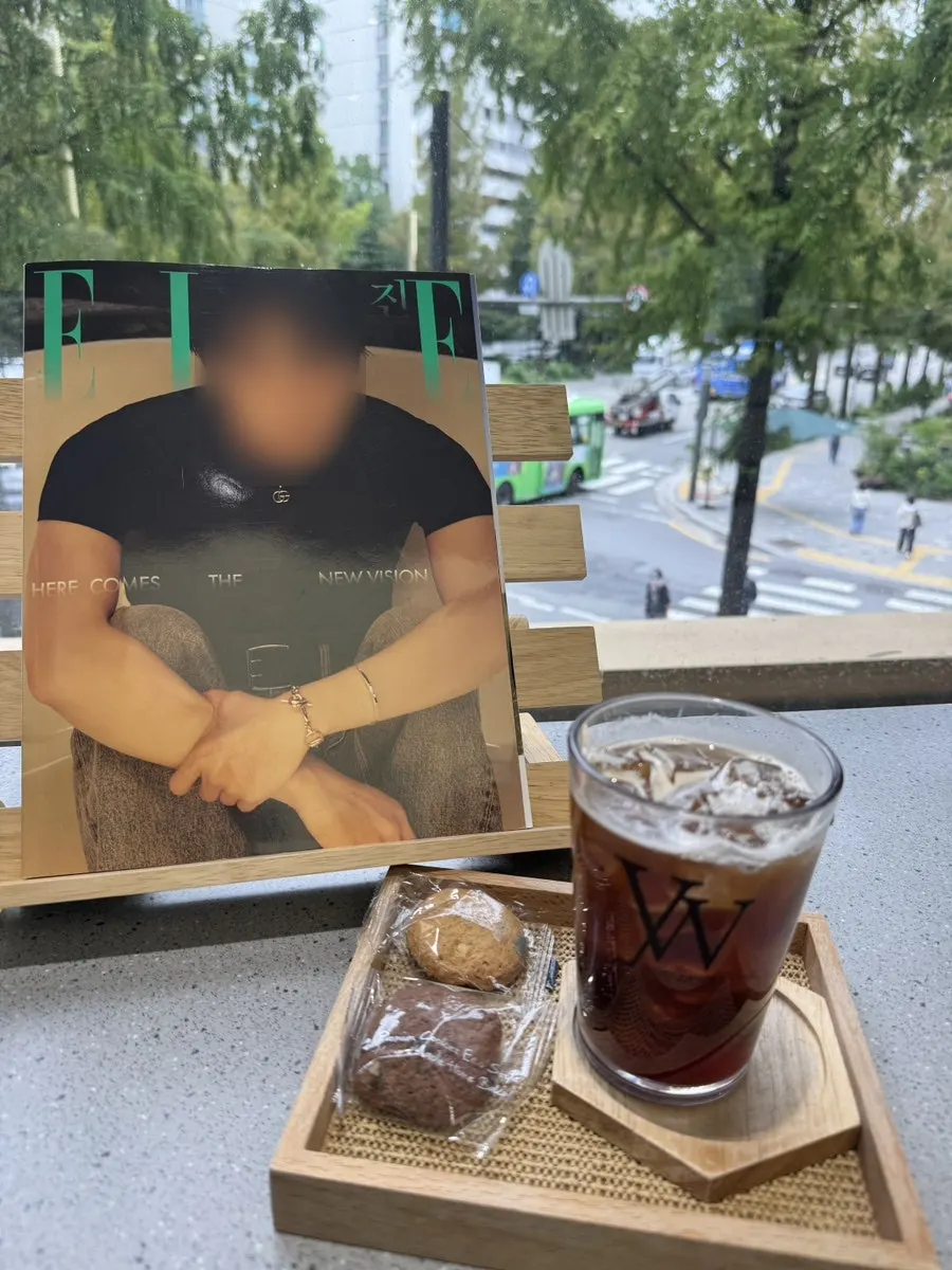 창가 좌석에서 받은 커피와 다과