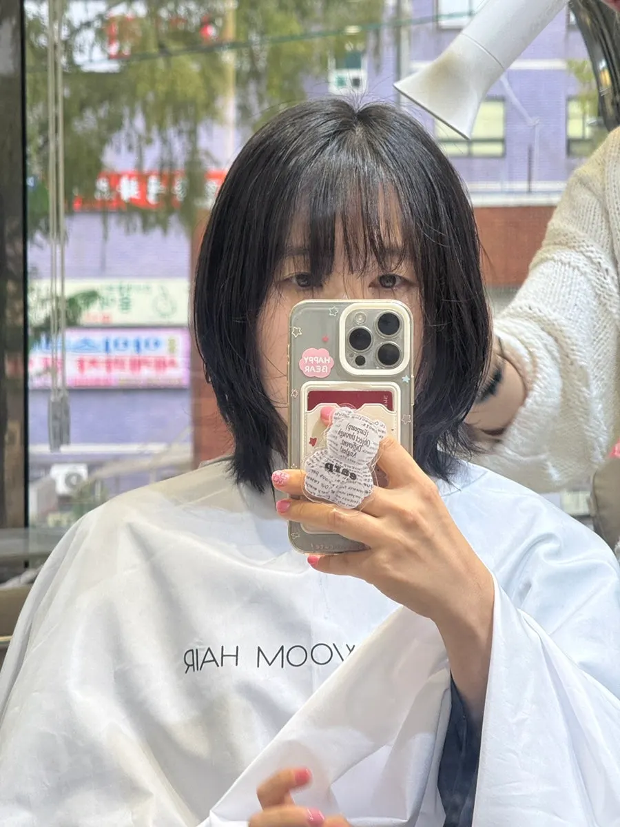 앞머리와 옆머리 층을 다듬은 뒤 모습