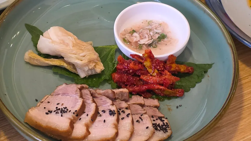 Tender plate of boiled bossam pork