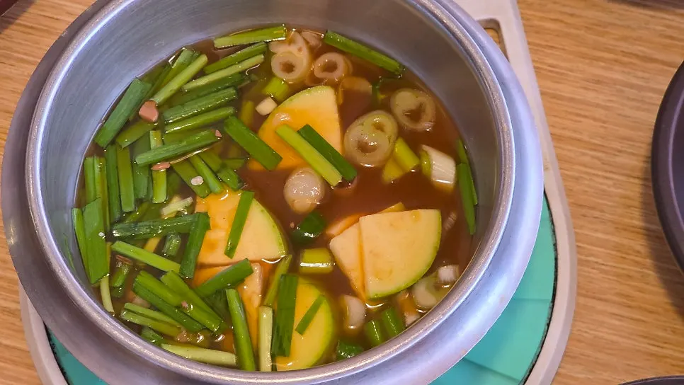 Hot-pot rice made with reddish rice