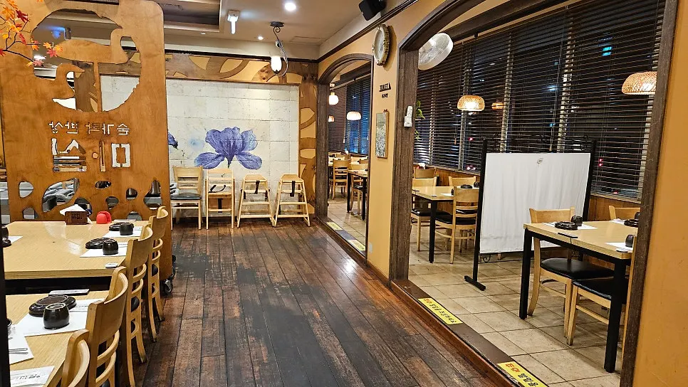 꽃과 전통 장식이 있는 홀 공간