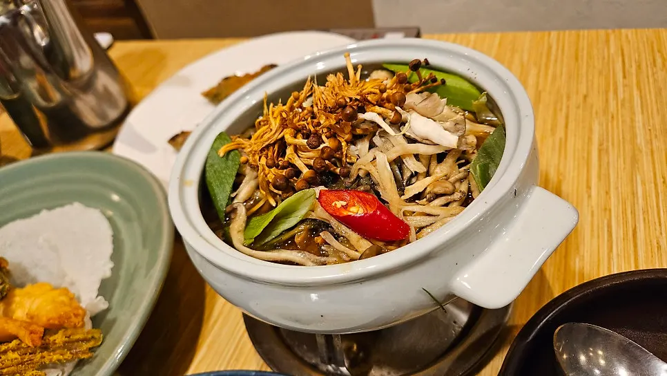 버섯이 푸짐하게 올라간 영양버섯갈비찜