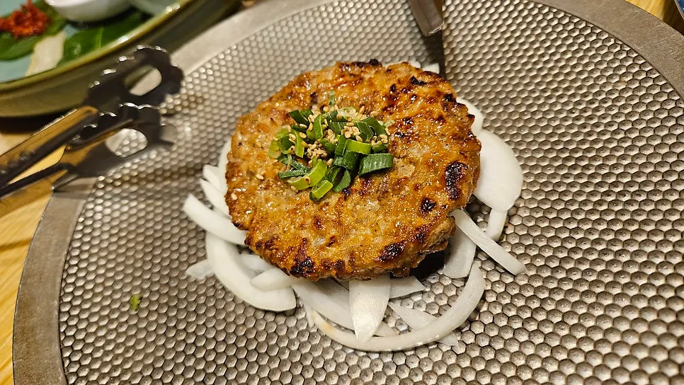 윤기 나게 구운 마실떡갈비