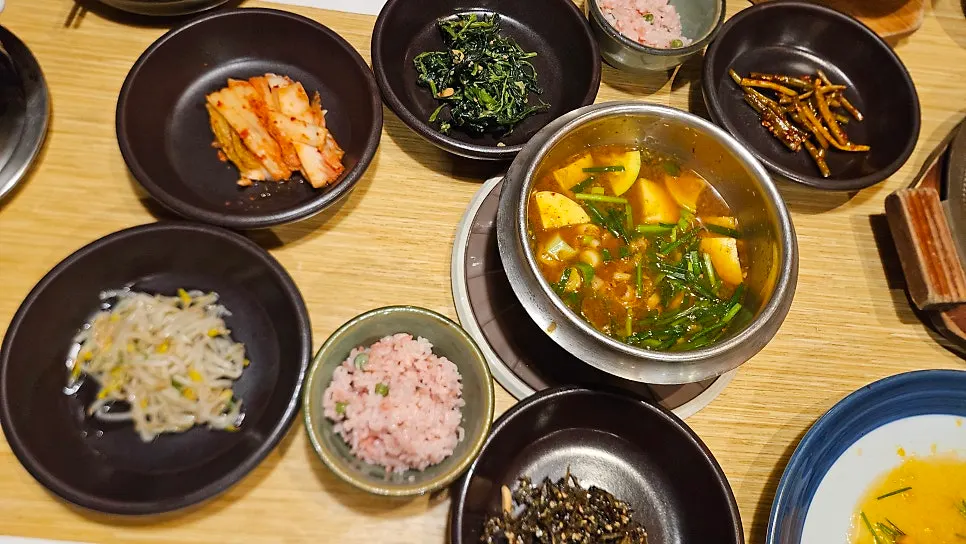 벚꽃밥과 봄달래전골, 계절나물 상차림