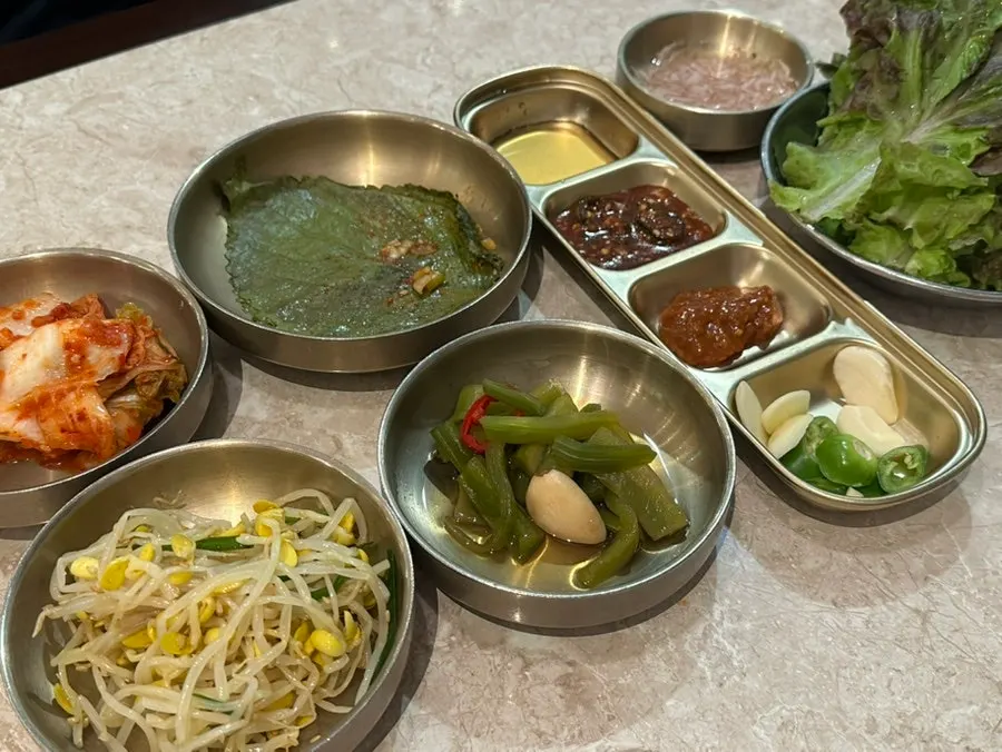 Hantiok dining room with high chairs