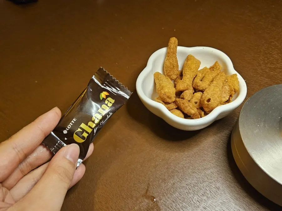기본 안주로 나온 닭다리 치킨과 가나초콜릿