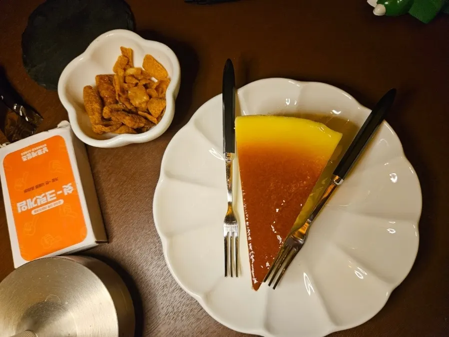 야화 혼술바 테이블 위 술과 안주