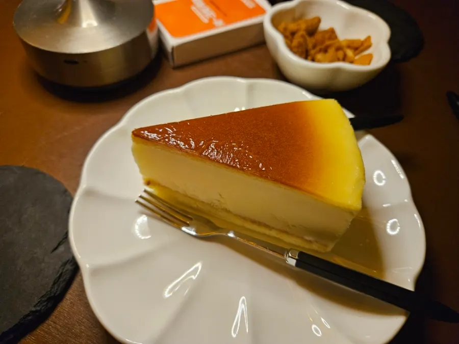 야화에서 주문한 치즈케이크 한 조각