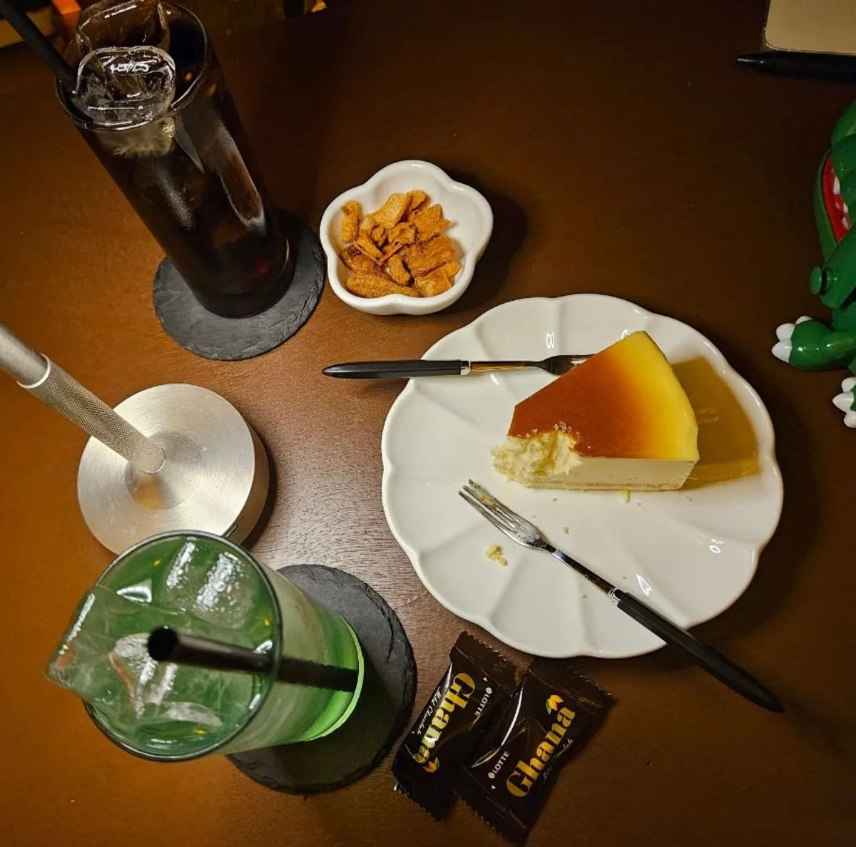 치즈케이크와 함께 놓인 칵테일 두 잔