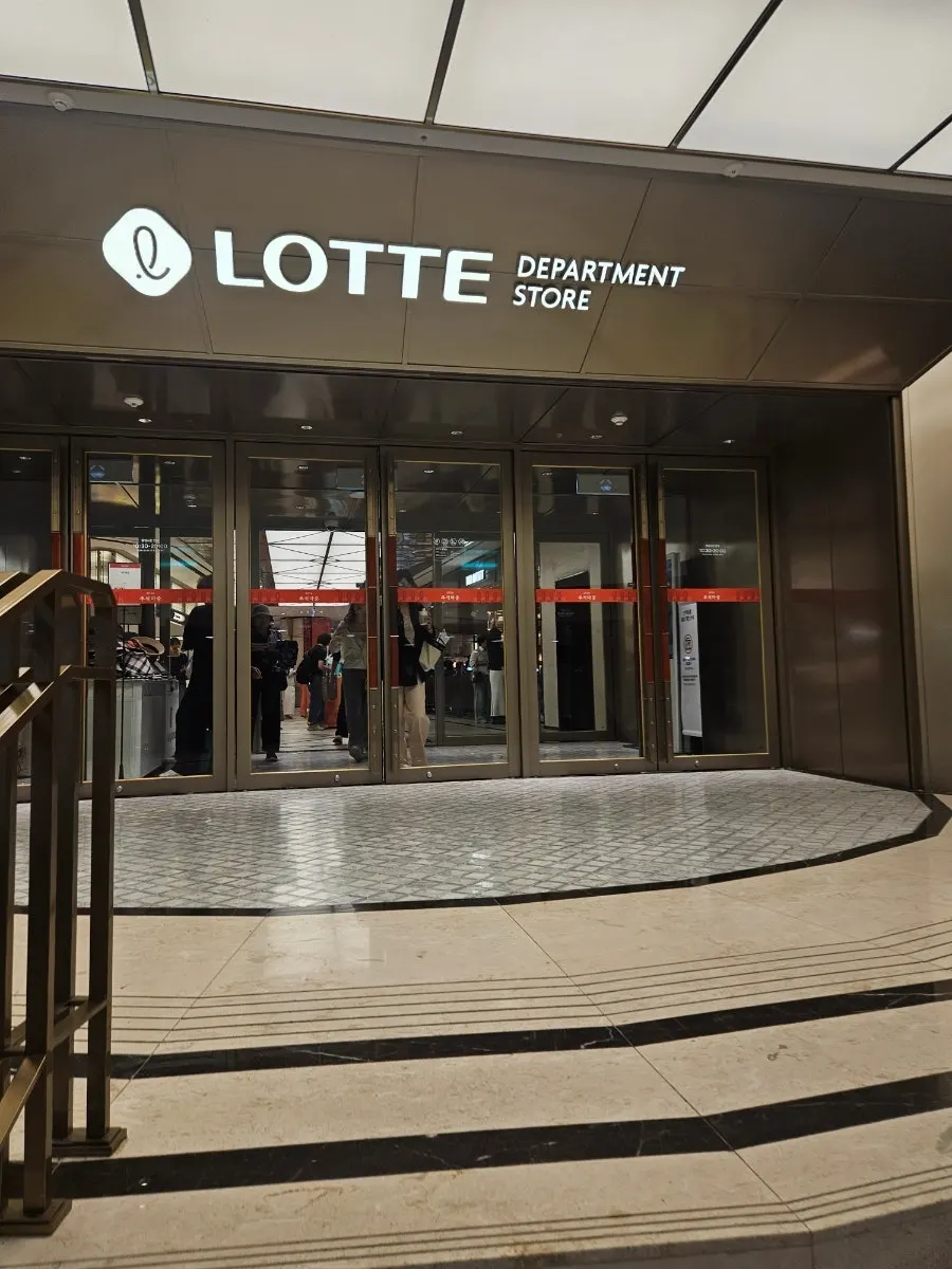 The path toward the café in Lotte Department Store Nowon