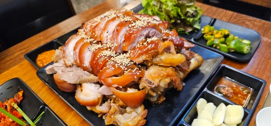Original jokbal large set served at Gwihan Jokbal